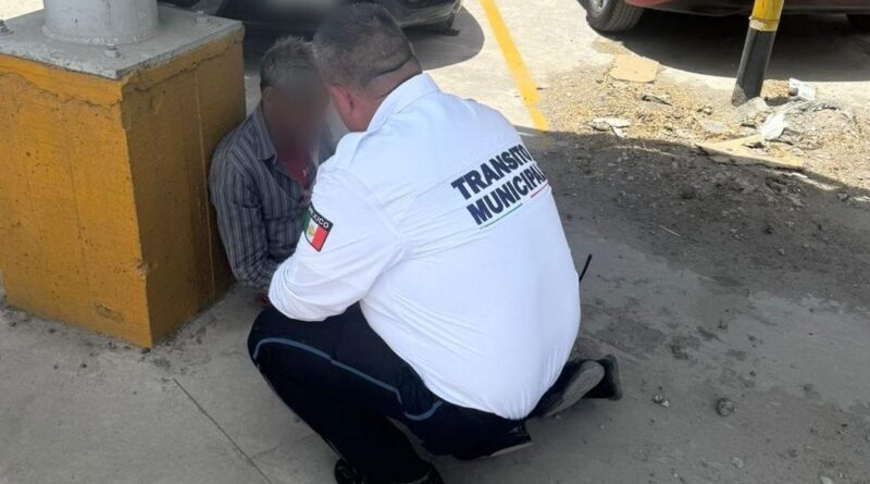 #Torreón. Agentes de Tránsito y Vialidad rescatan a adulto mayor que quería aventarse de puente