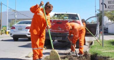 #Torreón. Personal de La Ola retira tierra y desechos de principales bulevares