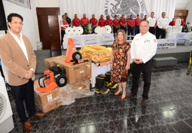 #GP. Recibe alcaldesa Leticia Herrera Ale importante donativo de empresarios para el Cuerpo de Bomberos*