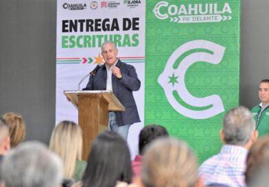 #Torreóen. Román Alberto Cepeda González preside entrega de escrituras en Torreón