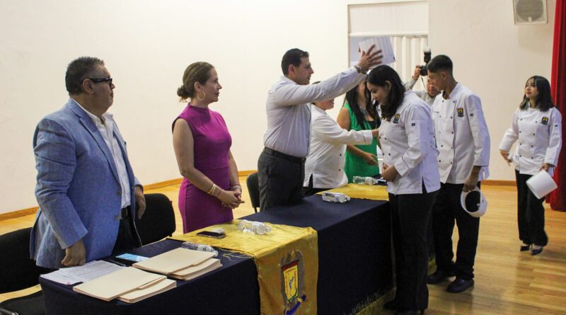 #UAdeC. Entregan en la Unidad Laguna de la UAdeC Gorros de Chef y Certificados del CONOCER a Estudiantes de la FCA