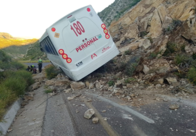 #Lerdo. DESLAVE EN LA CARRETERA LERDO-NAZARENO MOVILIZA A PROTECCIÓN CIVIL Y BOMBEROS*