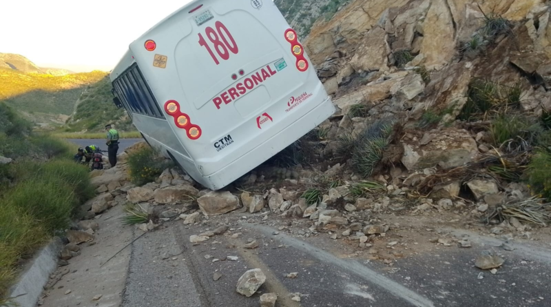 #Lerdo. DESLAVE EN LA CARRETERA LERDO-NAZARENO MOVILIZA A PROTECCIÓN CIVIL Y BOMBEROS*