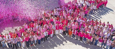 #GP. Ayuntamiento de Gómez Palacio fomenta la conciencia sobre el cáncer de mama con un lazo rosa humano en la explanada de la Presidencia Municipal