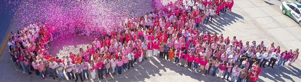 #GP. Ayuntamiento de Gómez Palacio fomenta la conciencia sobre el cáncer de mama con un lazo rosa humano en la explanada de la Presidencia Municipal