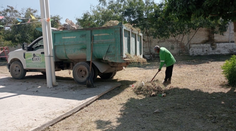 #Lerdo. BARREDORA MUNICIPAL TRABAJA DIARIAMENTE EN VIALIDADES DE MAYOR MOVILIDAD*