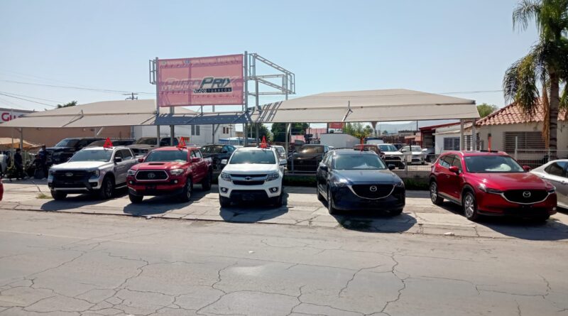 #Torreón. Exhortan a lotes de venta de automóviles a retirarlos de las banquetas por seguridad del peatón