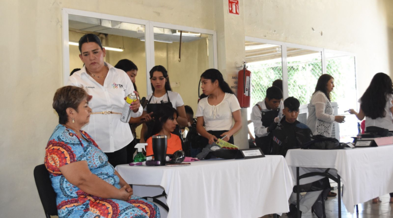 #GP. Más de 80 jóvenes se benefician del taller de belleza del DIF Gómez Palacio*