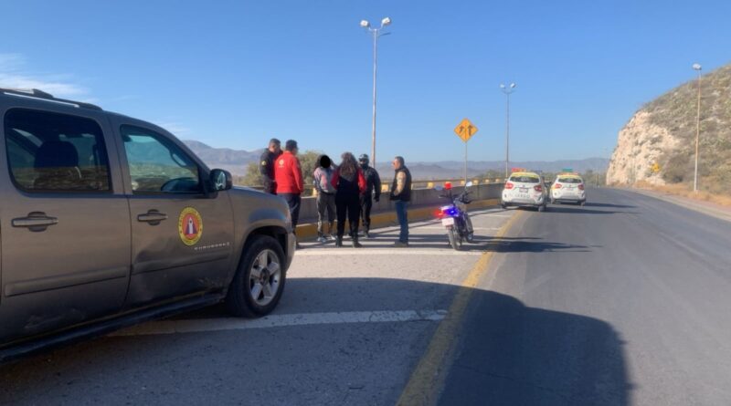 #Lerdo. AGENTE DE VIALIDAD DE LERDO AUXILIA A JOVEN ARRIBA DEL PUENTE CURVA DEL JAPONÉS*