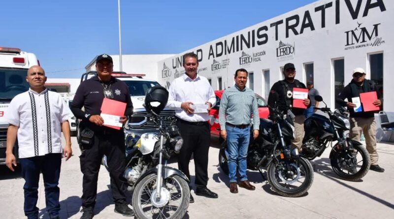 #Lerdo. INSTRUYE SUSY TORRECILLAS ENTREGA PÓLIZAS DE SEGURO A VEHÍCULOS OFICIALES DEL AYUNTAMIENTO*