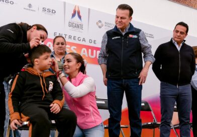 #Durango. Mamá e hijo escuchan por primera vez sus voces con auxiliares auditivos de conducción ósea entregados por Marisol Rosso y el gobernador Esteban*