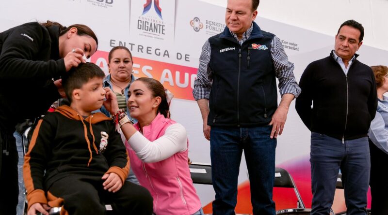 #Durango. Mamá e hijo escuchan por primera vez sus voces con auxiliares auditivos de conducción ósea entregados por Marisol Rosso y el gobernador Esteban*