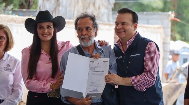 #Lerdo. SUSY TORRECILLAS Y ESTEBAN VILLEGAS ENTREGAN TÍTULOS DE PROPIEDAD A FAMILIAS LERDENSES Y DAN ARRANQUE A LA CONSTRUCCIÓN DE DOMO EN CARLOS REAL*