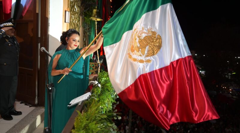 #Lerdo. ANTE MÁS DE 20 MIL ASISTENTES, PRESIDENTA SUSY TORRECILLAS ENCABEZA GRITO DE INDEPENDENCIA EN LERDO*
